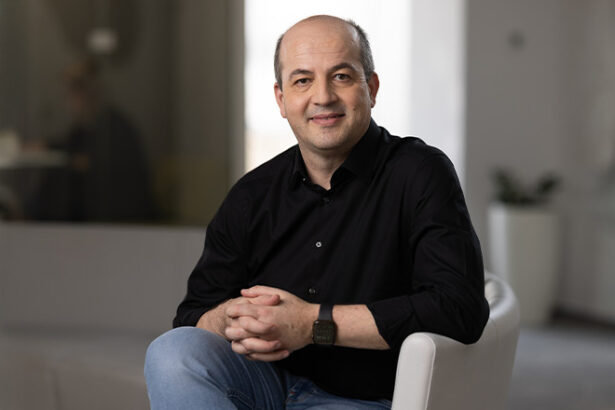 de ce raman unii angajati ani la rand in aceeasi companie intr o piata in care joburile se schimba tot mai des 6981b57852b94