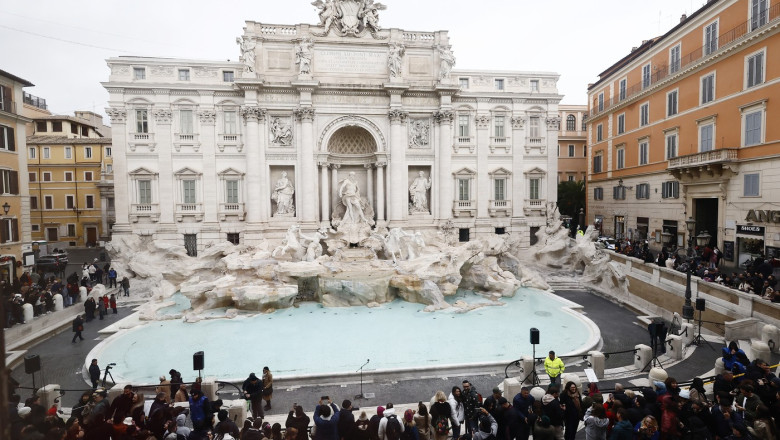 disputa la roma taxa de 2 euro pentru fontana di trevi acceptata de unii respinsa de altii este istorie trebuie sa fie gratuita 6984ca2725d88
