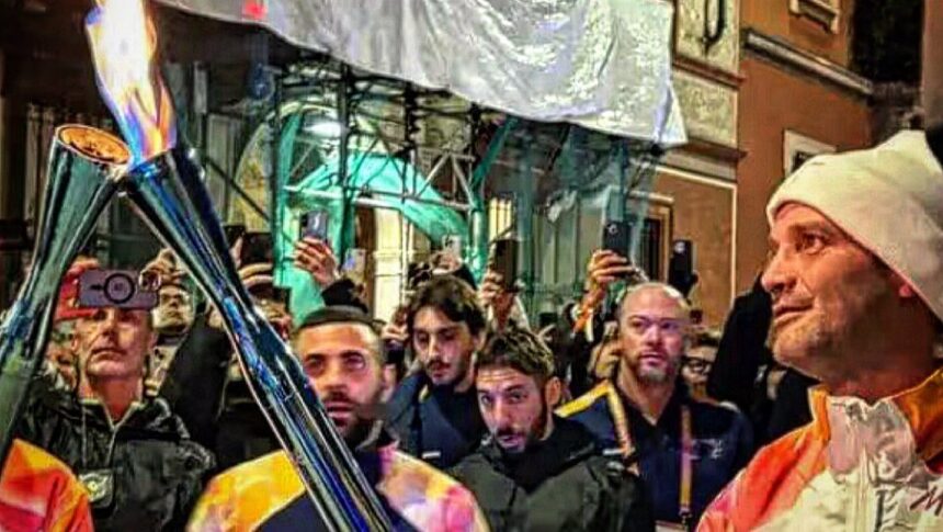 foto si video moment istoric chivu a purtat torta olimpica prin milano 6984e95ba7e3e