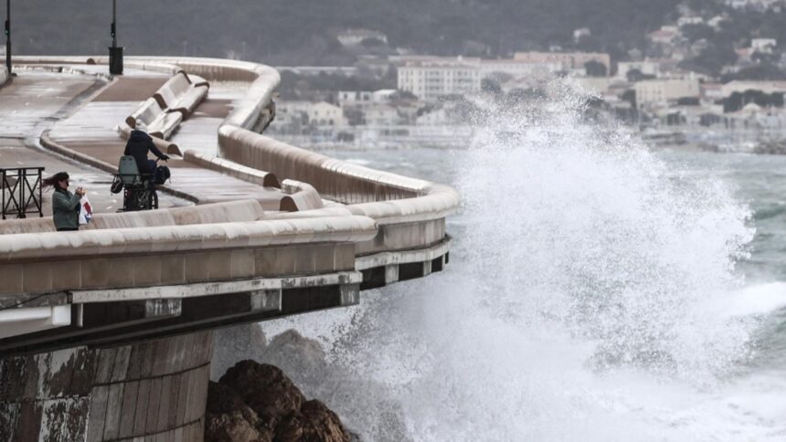 Furtuna Nils în Franța: cod roșu de ploi și inundații 1 furtuna nils loveste franta cod rosu de ploi si inundatii mae avertizeaza romanii care calatoresc 698e19e86e047