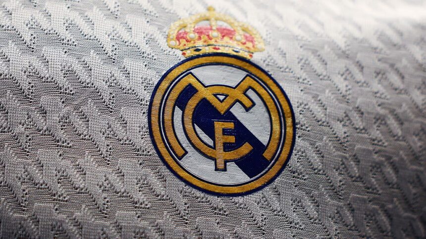 galerie foto real madrid isi schimba sigla cu ocazia aniversarii a 125 de ani cum va arata noul echipament 6994dfb88ca04