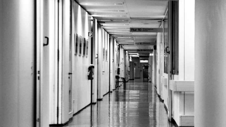 incident fara precedent intr un spital din franta evacuare de urgenta dupa descoperirea unui proiectil de razboi blocat in zona rectala a unui tanar 6981891a84f06