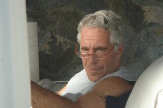 jeffrey epsteinar fi fost strangulat nu spanzurat scenariul lansat de un legist care a asistat la autopsie 698f3b385cbc7