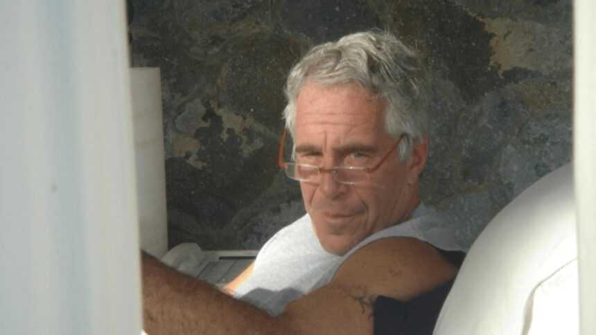 Jeffrey Epstein a fost strangulat, nu spânzurat 1 jeffrey epsteinar fi fost strangulat nu spanzurat scenariul lansat de un legist care a asistat la autopsie 698f3b385cbc7