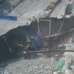 momentul socant in care o intersectie din shanghai se prabuseste sub ochii trecatorilor crater urias in mijlocul soselei video 698db3ec48be5