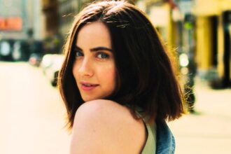 people who saw their parents do these 9 things growing up are way less glued to their phones now 69816db7ca20a