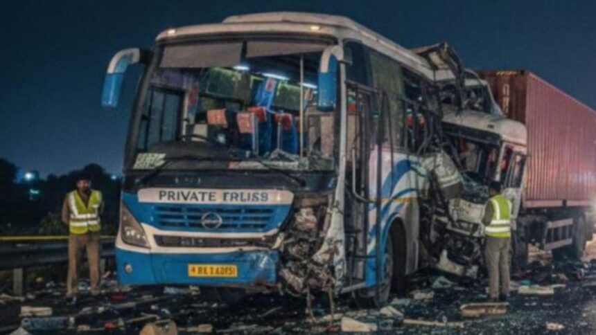 sase oameni au murit dupa ce un camion a intrat in pasagerii unui autobuz oprit pe o autostrada din india 698733e5e9f25