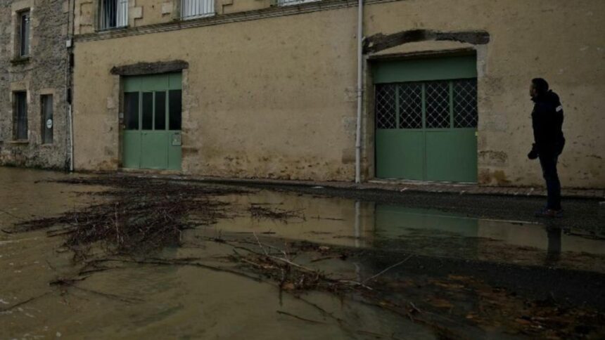 Șofer de camion decedat în Franța din cauza furtunii Niles 1 un sofer de camion a murit in franta din cauza furtunii niles 850 000 de locuinte au ramas fara curent 698da964d50ce