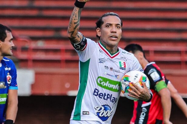 video dayro moreno isi sporeste propria legenda cu un gol senzational in noroi si cu un pic de ajutor de la adversar 6981c57050042