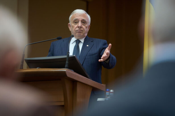 video mugur isarescu romania ar putea discuta despre adoptarea euro in aproximativ cinci ani daca deficitul bugetar scade sub 3 6995a64391c8c