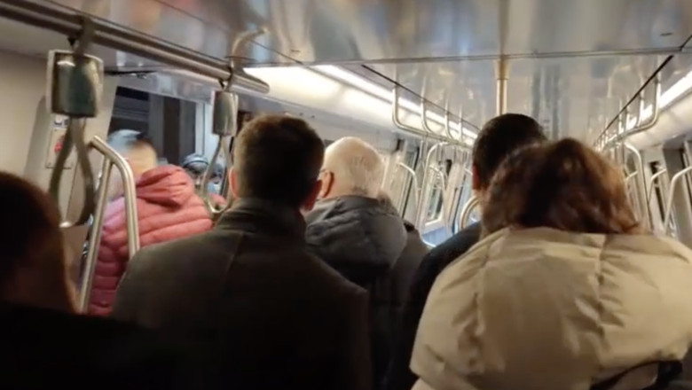 Tren defect la metrou, stația Constantin Brâncoveanu 1 video probleme la metrou un tren s a defectat la statia constantin brancoveanu si a fost retras din circulatie 699da42cda8d2
