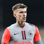 agentul ii pune contractul pe masa lui tavi popescu si promite o suma uriasa poti sa iei zece milioane 69c1adad310b6