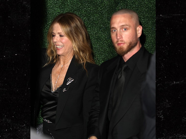 Chet Hanks la petrecerea pre-Oscar cu mama sa, Rita Wilson 1 chet hanks attends pre oscars party with mom rita wilson weeks after colombia travel issue 69b6fd44e80f1