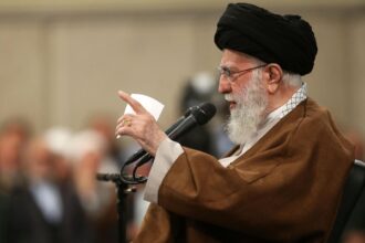 cum se alege noul lider suprem al iranului dupa moartea lui khamenei si cine sunt favoritii momentului 69a5725954262