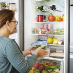 cum se organizeaza corect alimentele in frigider raftul potrivit pentru fiecare si lista produselor care nu trebuie pastrate la rece 69abf2bccbac7