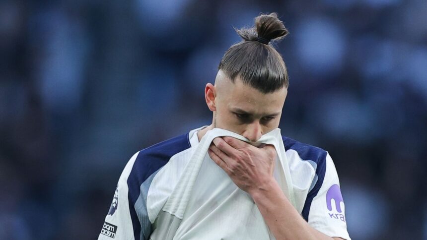 Radu Drăgușin, criticat de englezi după meciul cu Liverpool 1 englezii l au urecheat pe radu dragusin dupa 1 1 cu liverpool nu stie nici cu mingea nici fara ea ce nota a primit 69b7058658df6