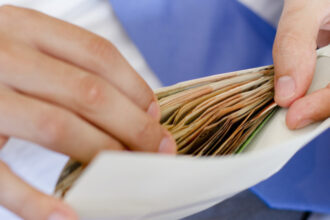 ocde avertizeaza ca munca la negru ramane extinsa in romania ce efecte au salariile in plic asupra economiei 69b90b0d10f37