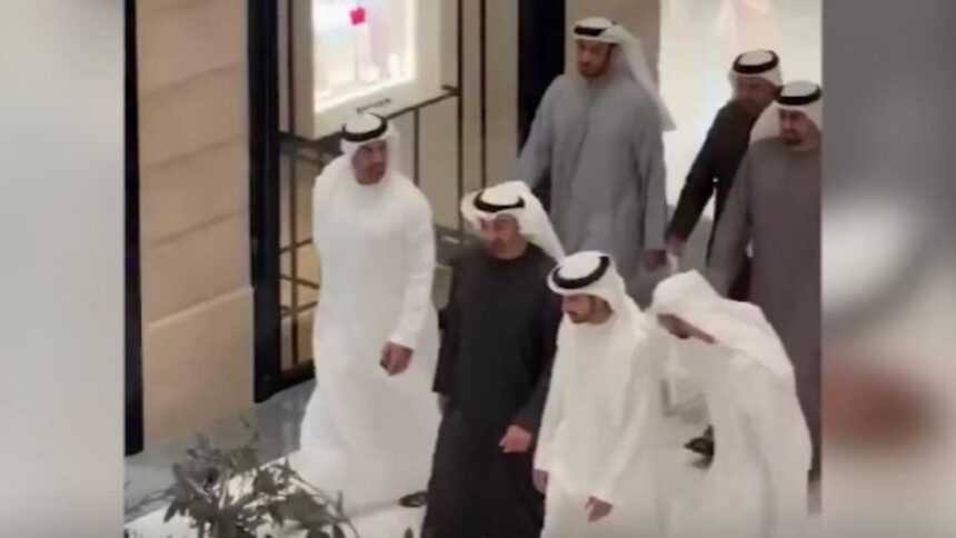 Președintele Emiratelor Arabe, relaxat în mall în timpul războiului 1 presedintele emiratelor arabe relaxat la cumparaturi plimbare in mall in plin razboi 69a721ac54178