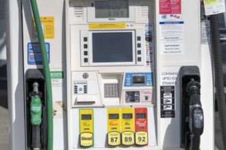 pretul benzinei in sua a crescut cu 20 de la declansarea conflictului din iran cat a ajuns sa coste acum comparatie cu romania 69b26a29e74e0