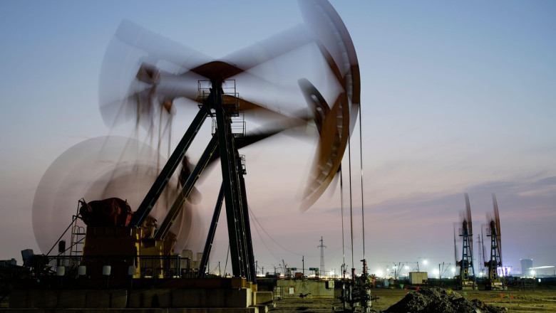 pretul petrolului a depasit 100 de dolari pe baril pentru prima data in ultimii patru ani 69ae58ad06cf8