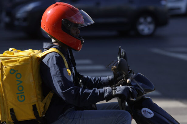 razboiul din iran pune presiune pe piata muncii din romania muncitori blocati costuri in crestere si vize in pericol de expirare 69b409005322f