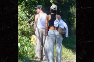 shawn mendes takes bathroom break on malibu stroll with bruna marquezine 69b6ecb9e4423